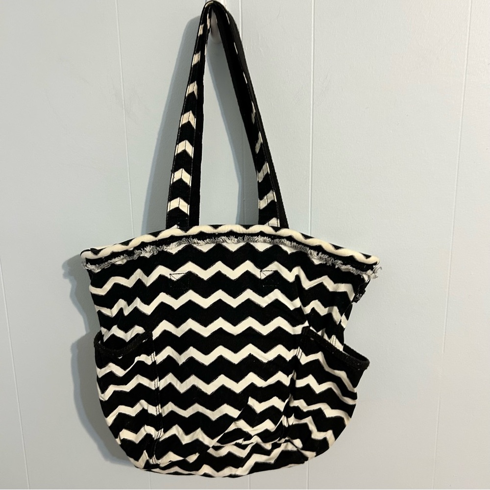 Thirty-one retro Metro Chevron Black and White‎ Tote Bag.